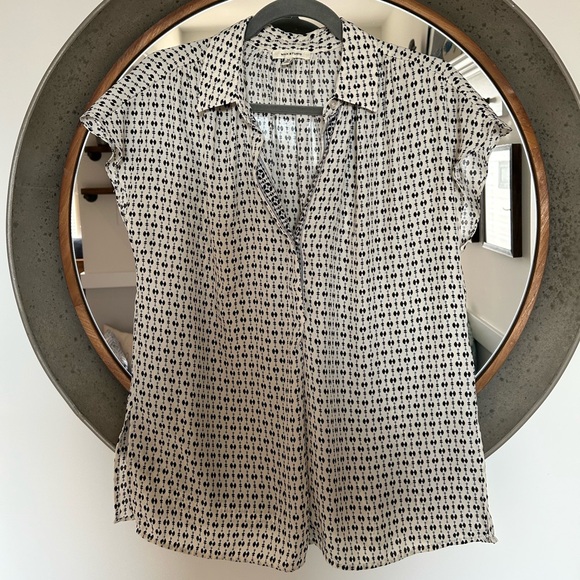 Lightweight pullover blouse, cap sleeves, small print Ivory background EUC Sz M - Picture 2 of 8